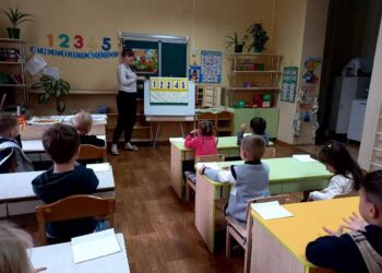 Міщенко Анастасія студентка 231 групи в дитячому садку "Гвоздичка", провела заняття з математики на тему: "Число та цифра 1"