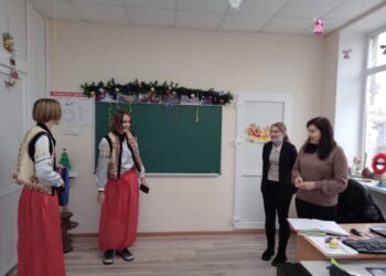 Хлопці Бериславського фахового педагогічного коледжу слідуючи традиціям українського народу, привітали студентів і викладачів